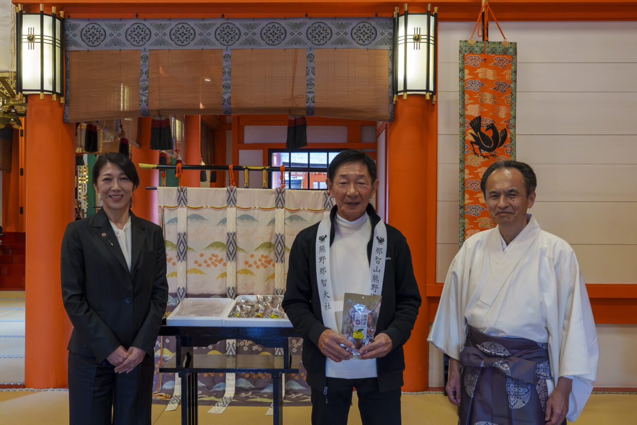 12/19熊野那智大社に鰹焼節と生まぐろの奉献をおこないました。